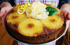 Obrcen ananasov dort